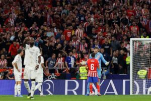 Read more about the article Atletico Madrid vs Real Madrid suspended for over 15 minutes after objects thrown at Thibaut Courtois