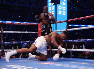 Read more about the article Derek Chisora spotted worrying sign from Anthony Joshua moments before Daniel Dubois fight started