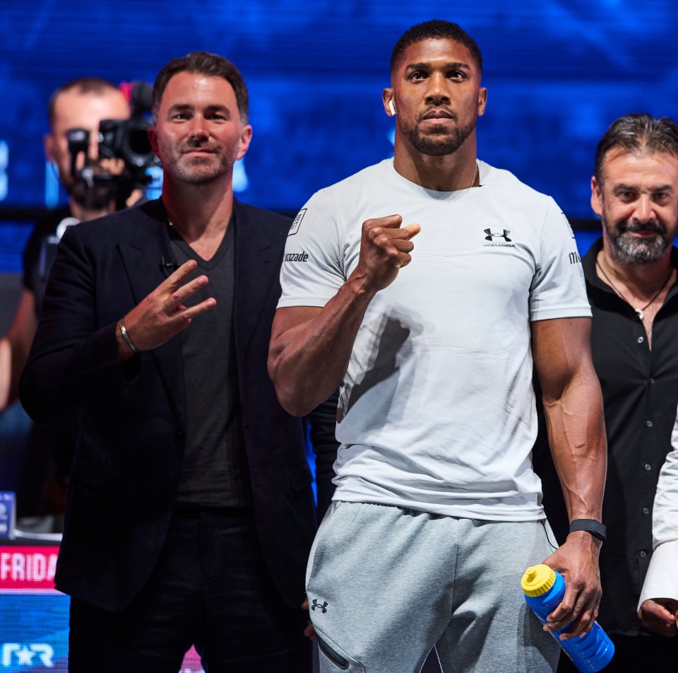 You are currently viewing Eddie Hearn issues mock apology after threatening to ‘knock out’ rival promoter Ben Shalom