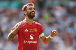 Read more about the article Danny Murphy insists he would take Manchester United star Bruno Fernandes over Arsenal skipper Martin Odegaard