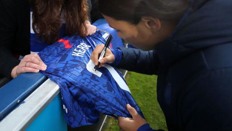 Read more about the article Chelsea Women stop autographs at games over safety