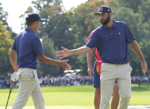 Read more about the article Americans restore the lead in fog-delayed Presidents Cup