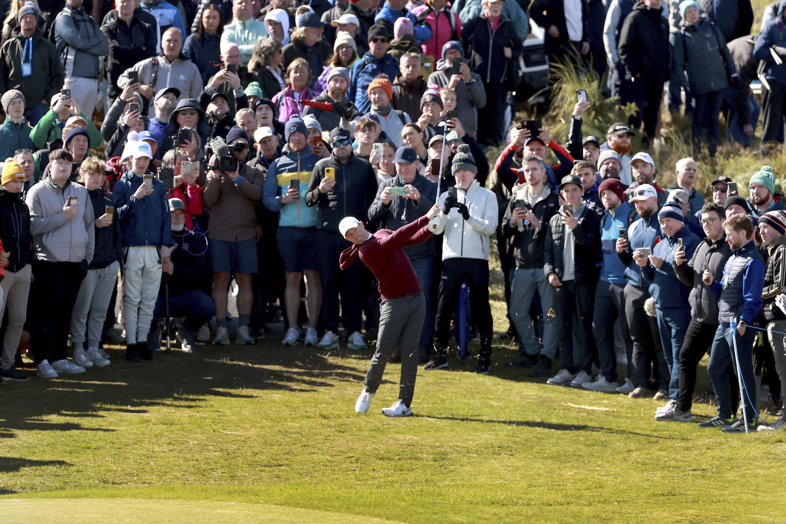 You are currently viewing Rory McIlroy birdies last 3 holes and is 2 shots off the lead at his home Irish Open