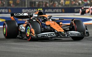 Read more about the article Lando Norris takes pole for Singapore Grand Prix with title rival Max Verstappen second