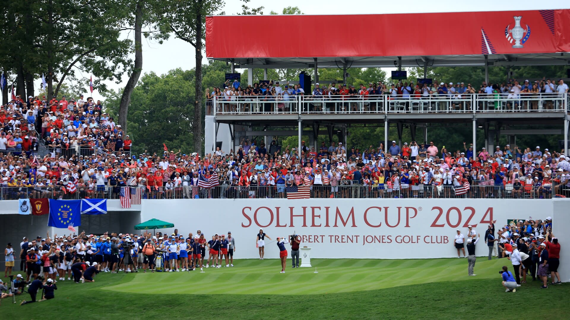 You are currently viewing Following major transportation problems, fans help energize U.S. to 6-2 lead at Solheim Cup