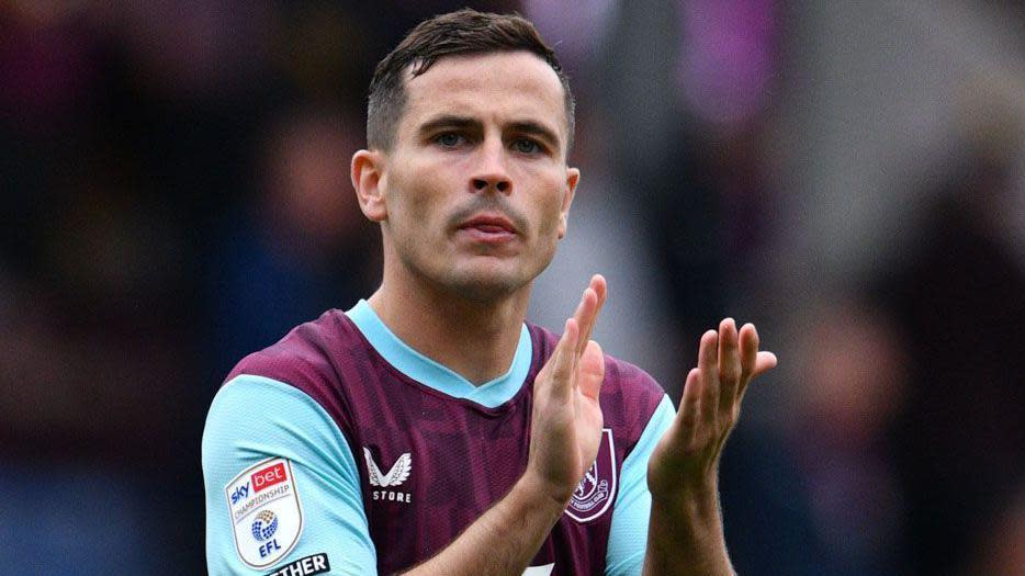 Read more about the article Cullen agrees new three-year Burnley contract