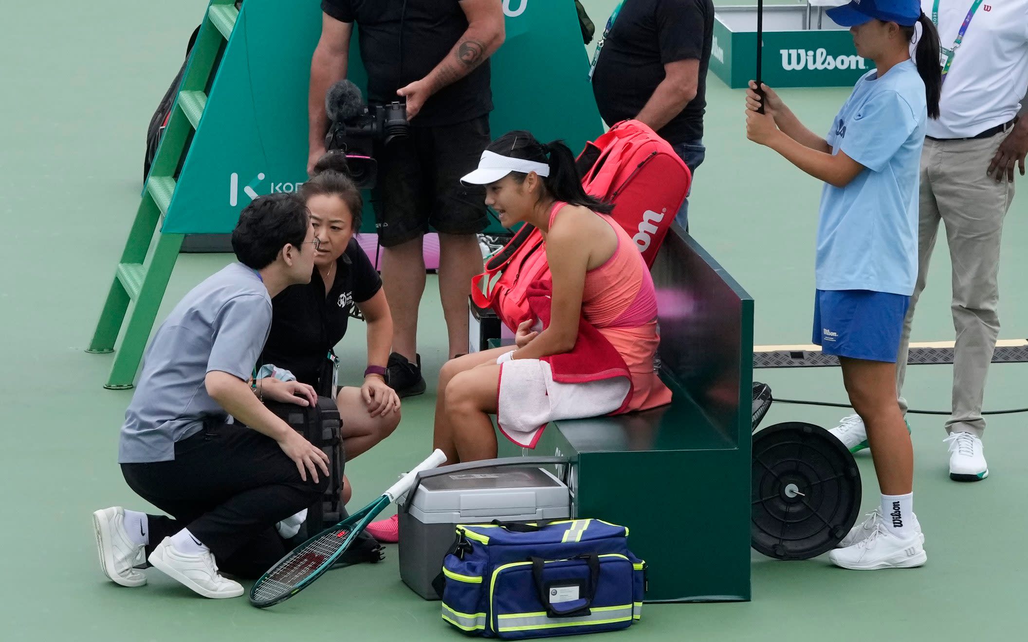 You are currently viewing Emma Raducanu loses first set of Korea Open quarter-final – then retires with foot injury