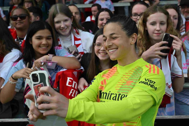 You are currently viewing Arsenal unsure if they will follow Chelsea’s lead on fan interactions