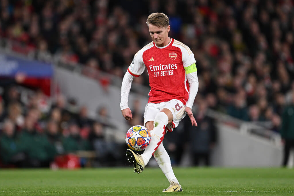 Read more about the article Huge blow as Arsenal star spotted on crutches on way back to London for further tests after injury – Pics