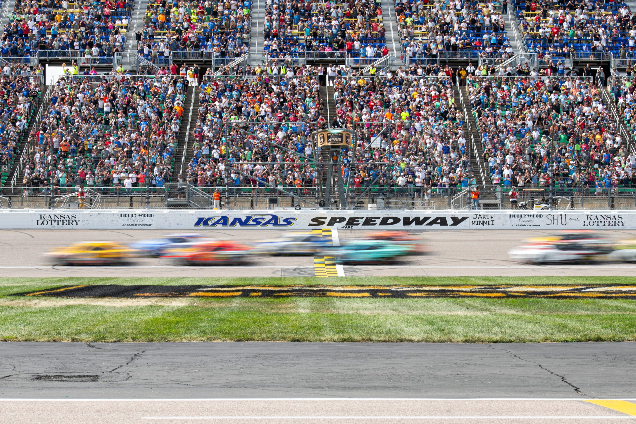 You are currently viewing What channel is the NASCAR Kansas race on today? Time, TV schedule for Hollywood Casino 400