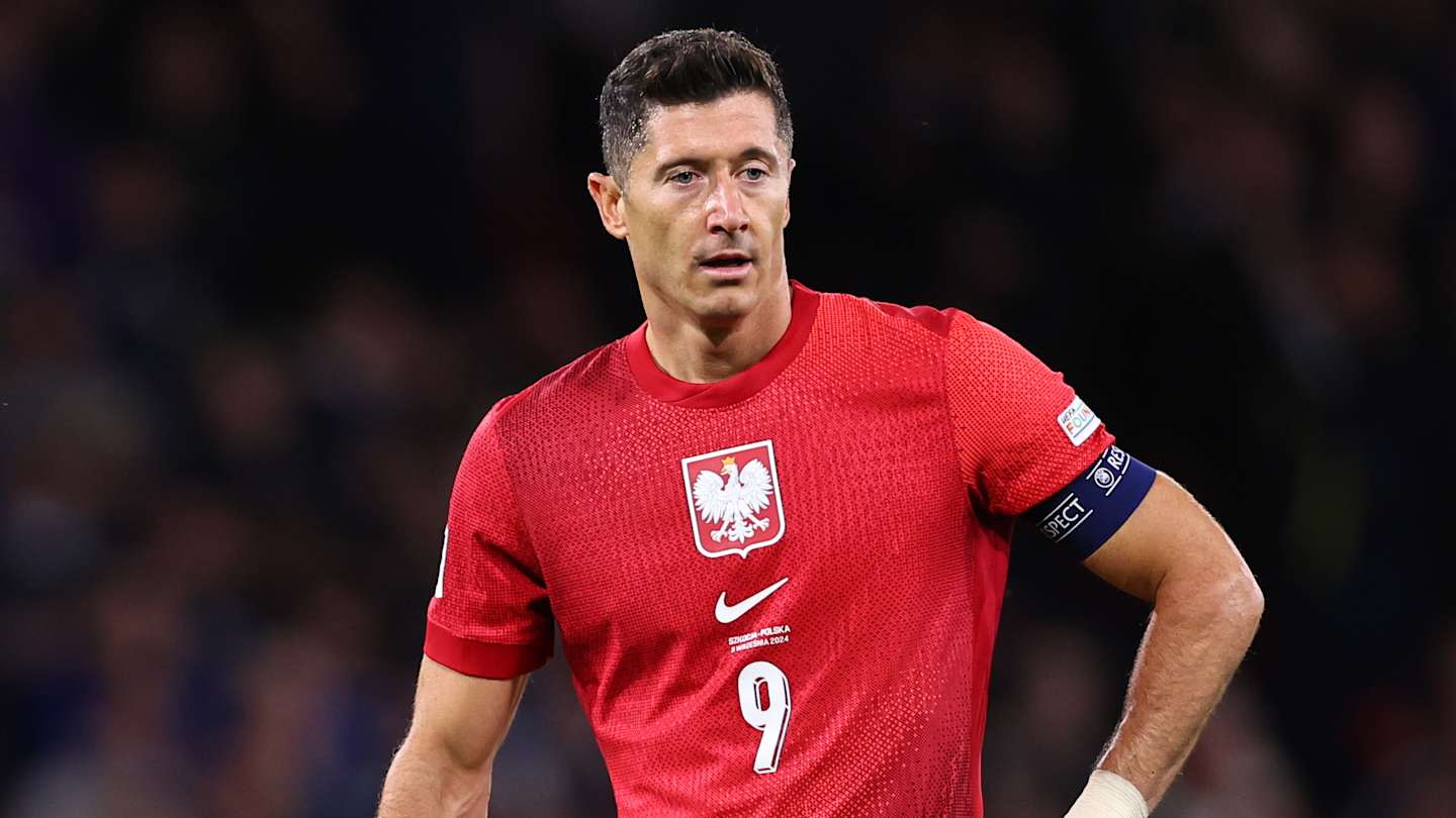 You are currently viewing Robert Lewandowski offers worrying injury update after Poland substitution