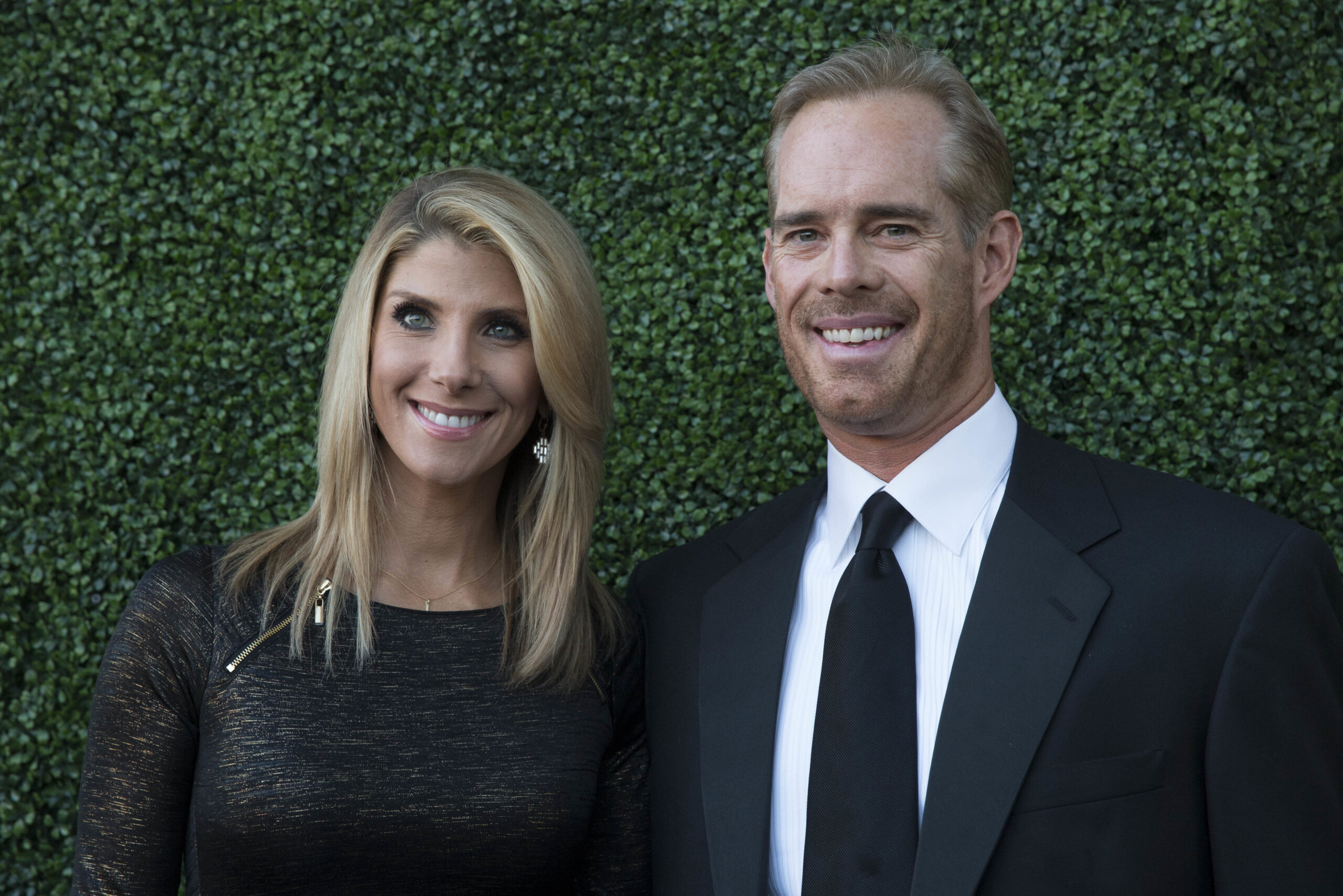 Read more about the article Joe Buck fractures wife’s ankle with golf drive in ‘freak accident’