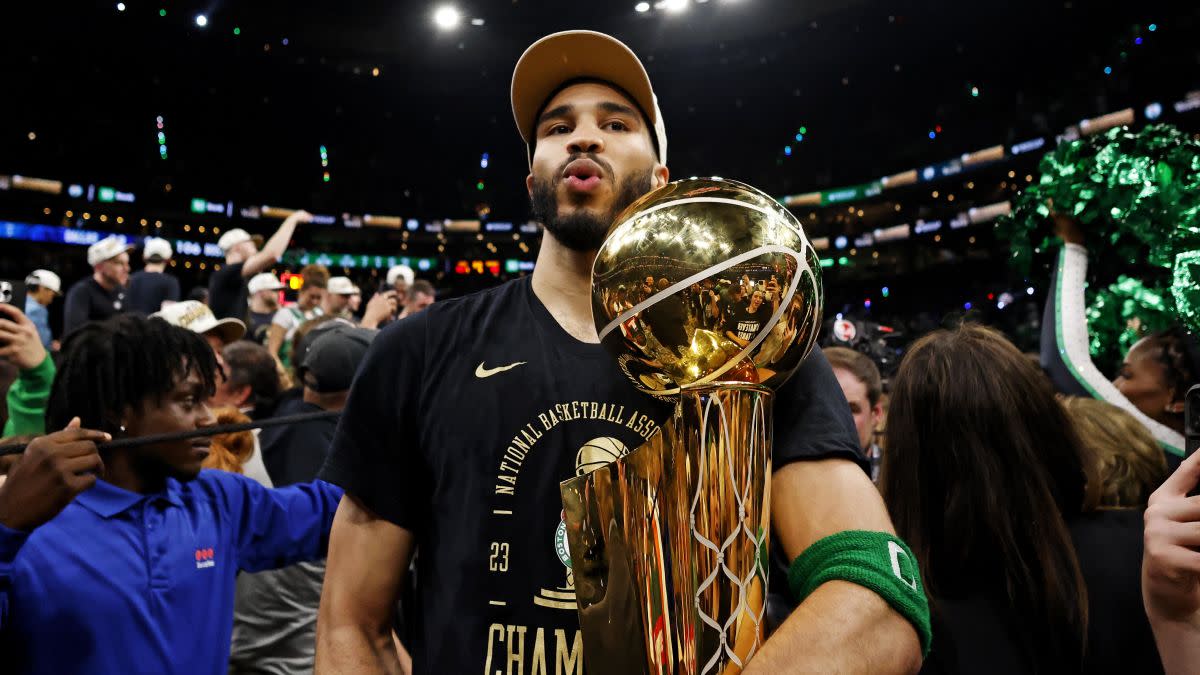 You are currently viewing How Larry Bird is motivating Tatum after championship season