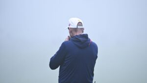 Read more about the article Play resumes after lengthy fog suspension at Presidents Cup