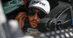 Read more about the article Chase Elliott to start at the rear in Kansas playoff race after engine trouble