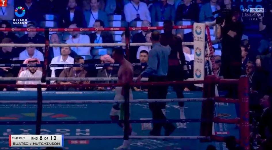 You are currently viewing Boxers baffled and forced to pause fight as lights go out during Anthony Joshua vs Daniel Dubois undercard