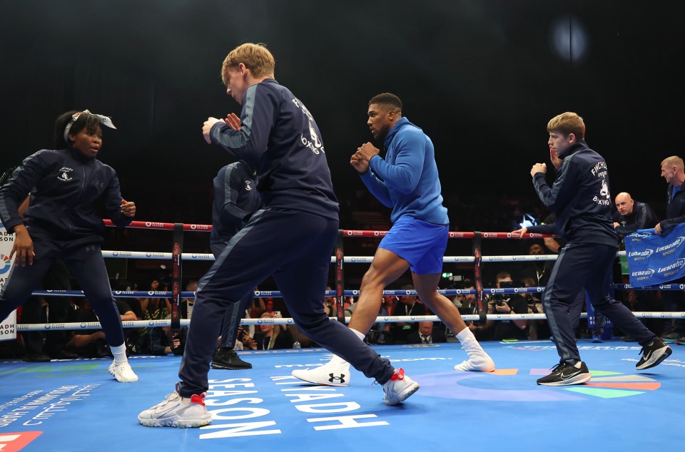 Read more about the article Anthony Joshua works out with several kids from his gym in incredible gesture ahead of Daniel Dubois fight