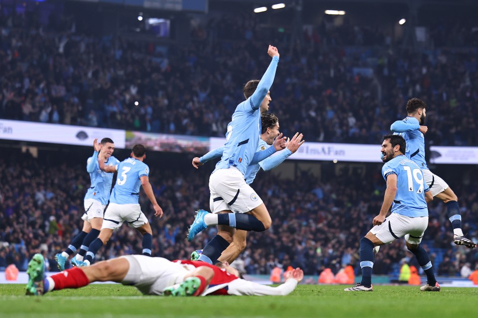 You are currently viewing Unseen footage shows chaos erupting between Man City and Arsenal benches after late equaliser