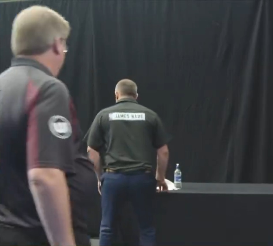 You are currently viewing ‘Smells like b******t’ – James Wade explains himself after fans heard loud fart after darts match