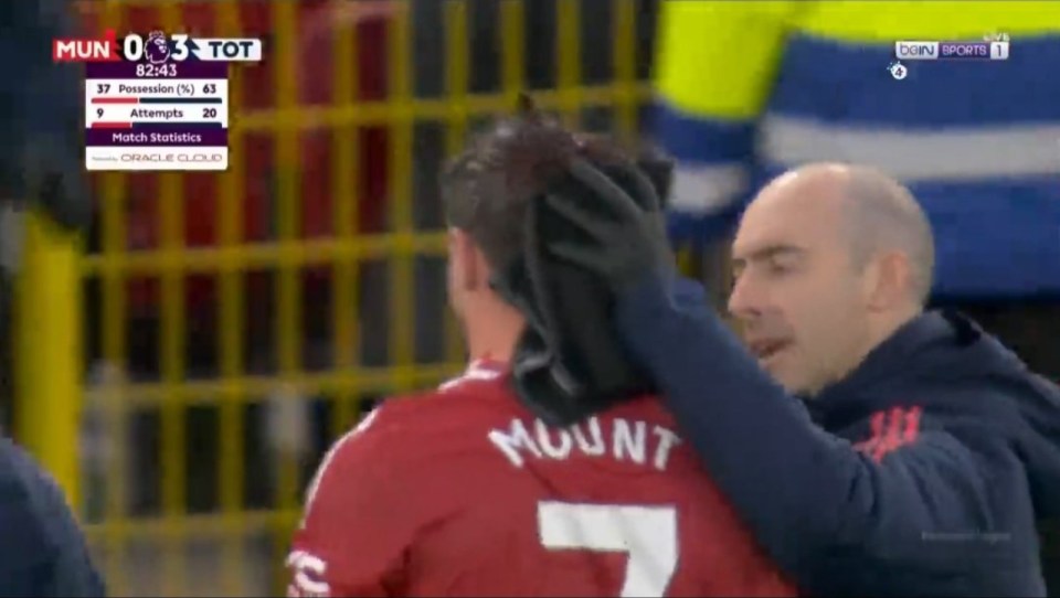 You are currently viewing Mason Mount leaves pitch for Manchester United with blood pouring out of head wound