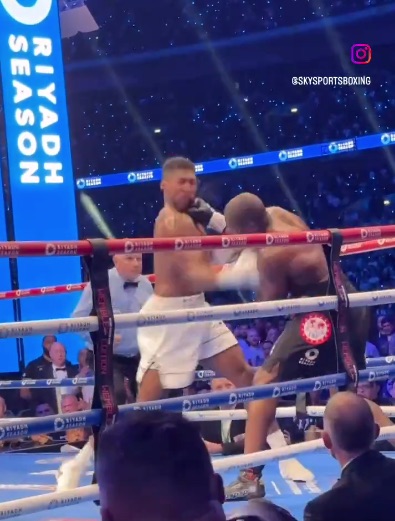 You are currently viewing Brutal ringside footage shows the moment Daniel Dubois KO’d Anthony Joshua to defend IBF heavyweight title