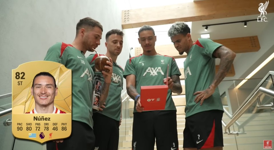 You are currently viewing Darwin Nunez has Liverpool teammates in stitches with brutally honest reaction to EA FC 25 rating