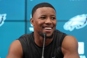 Read more about the article Saquon Barkley tells Jason Kelce who can squat more between him and ex power-lifting Eagles teammate Jalen Hurts