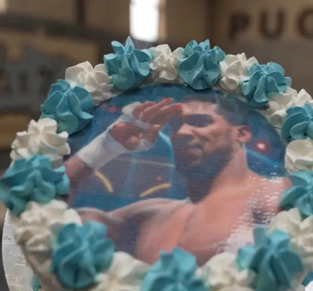 You are currently viewing Anthony Joshua gives unimpressed response to Daniel Dubois smashing cake with his face on it