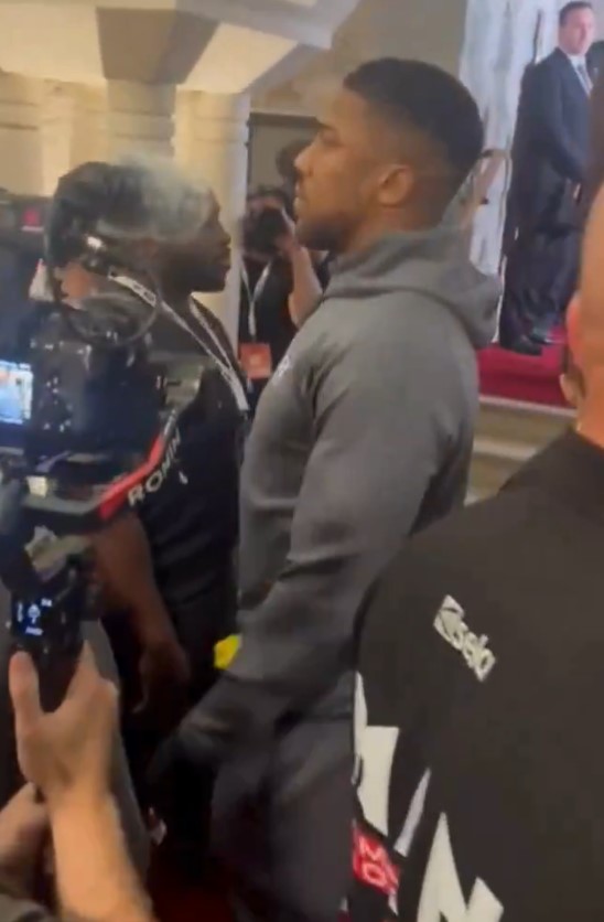 You are currently viewing Anthony Joshua and Daniel Dubois forced to wait next to each other in awkward backstage footage before heavyweight fight