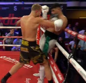 Read more about the article Boxer left requiring oxygen mask after stunning one-minute KO upset by rival who accepted fight just 24 hours prior