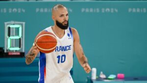 Read more about the article After 12 NBA seasons, Evan Fournier reportedly signs to play for Olympiacos in Greece