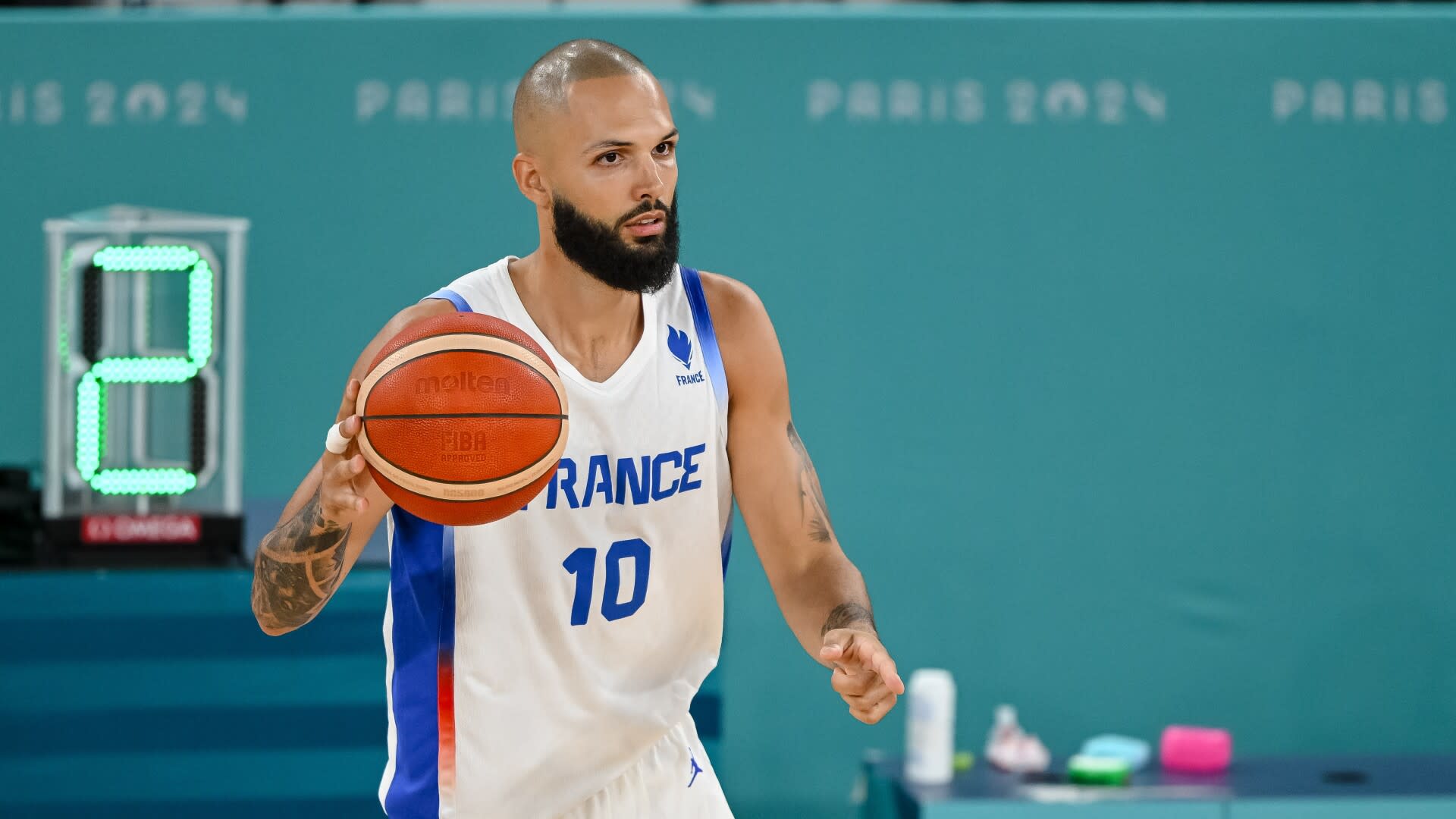 You are currently viewing After 12 NBA seasons, Evan Fournier reportedly signs to play for Olympiacos in Greece