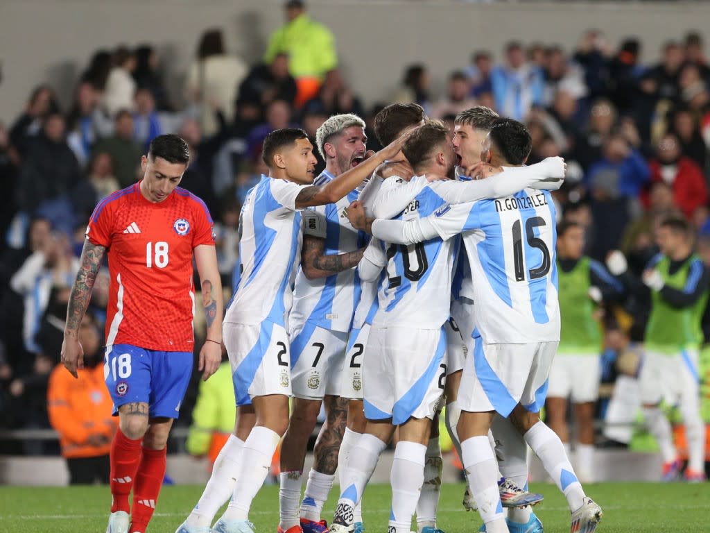 You are currently viewing Argentina cruise past Chile to extend World Cup Qualifying lead