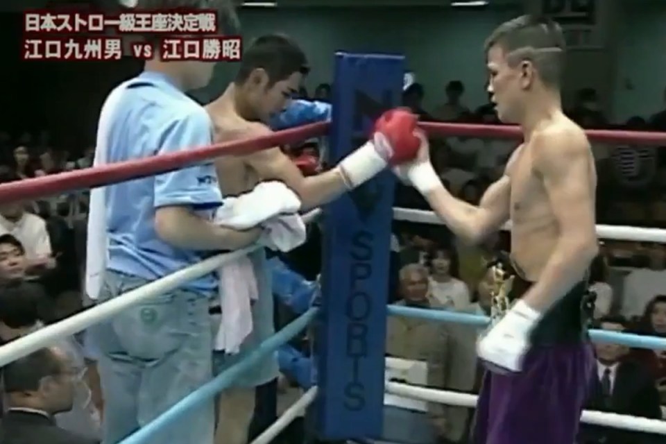 You are currently viewing Boxer was on the verge of tears after he knocked out his own brother in crazy fight for Japanese title