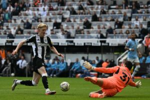 Read more about the article ‘You overturn that’ – Anthony Gordon accused of diving as Newcastle penalty decision questioned against Man City