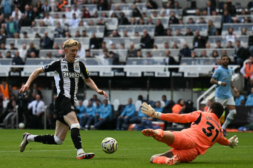 You are currently viewing ‘You overturn that’ – Anthony Gordon accused of diving as Newcastle penalty decision questioned against Man City