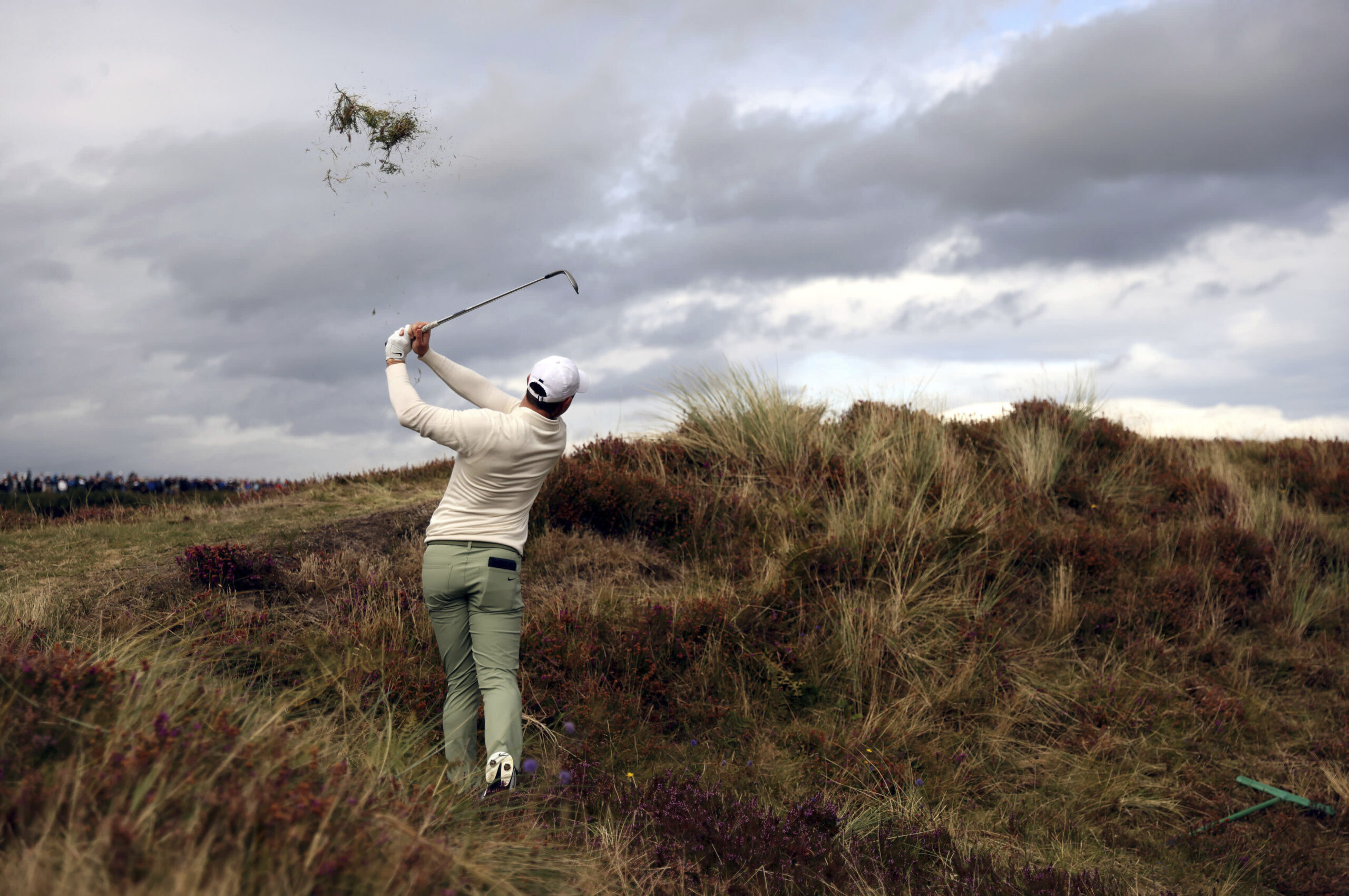 Read more about the article Rory McIlroy survives a strong wind for a 69 to lead Irish Open over Manassero