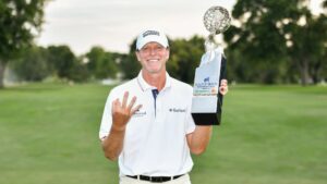 Read more about the article Steve Stricker hits stunning shot to win playoff and three-peat at Sanford International