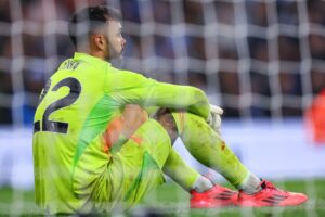 Read more about the article David Raya limps with bandage on leg as he leaves Etihad Stadium after Arsenal draw to Man City