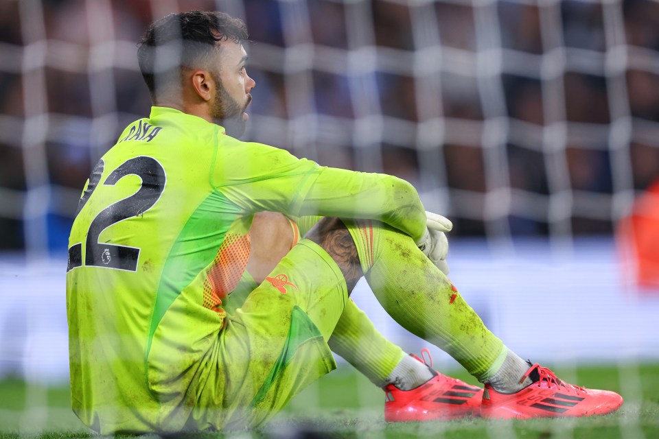 You are currently viewing David Raya limps with bandage on leg as he leaves Etihad Stadium after Arsenal draw to Man City