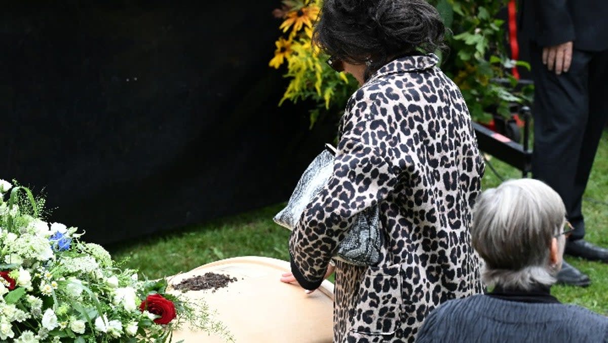 You are currently viewing Sven-Goran Eriksson’s former partner Nancy Dell’Olio places rose on his coffin