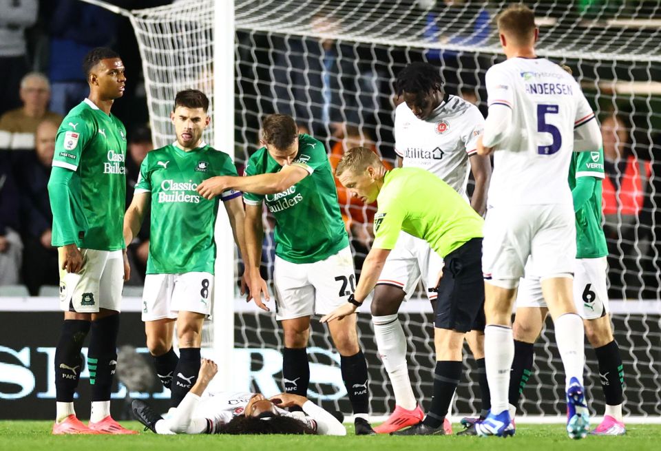 You are currently viewing Luton boss Rob Edwards delivers Tahith Chong update as ex-Man United wonderkid collapses on pitch