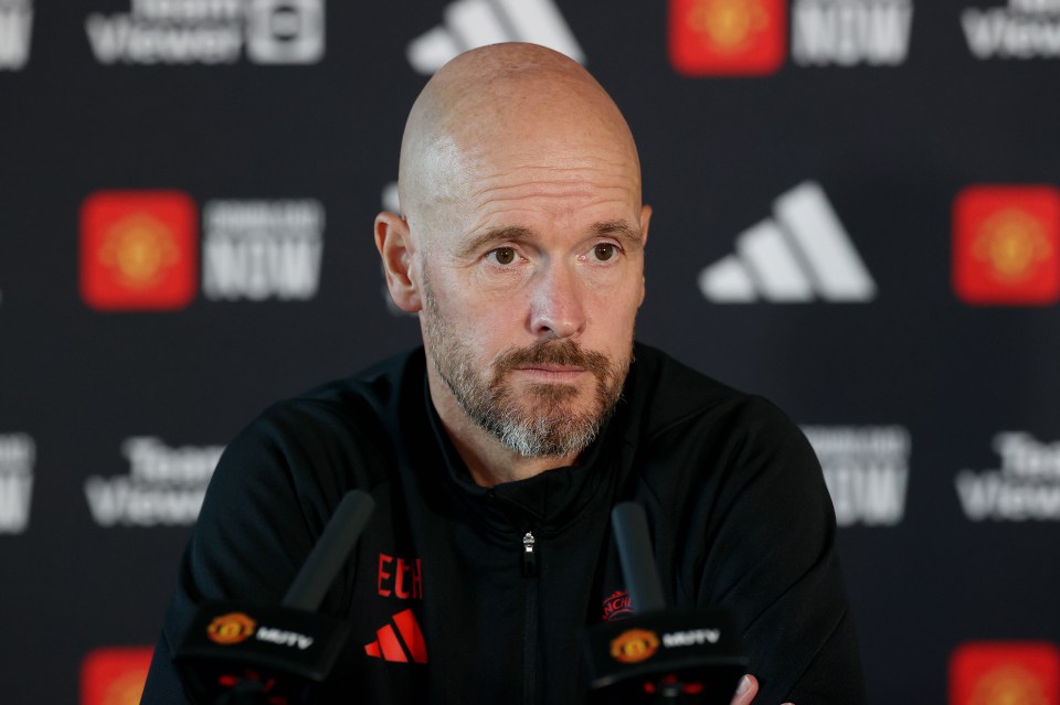 You are currently viewing ‘That is not right’ – Erik ten Hag left fuming by reaction to Manchester United selection call in defiant response