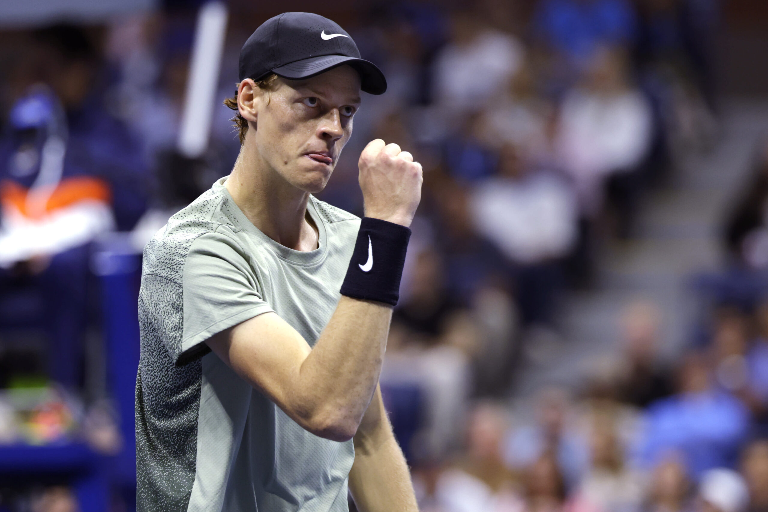 You are currently viewing US Open: No. 1 Jannik Sinner beats Daniil Medvedev to reach the semifinals