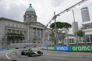 Read more about the article Lizard on track halts Formula 1 practice in Singapore