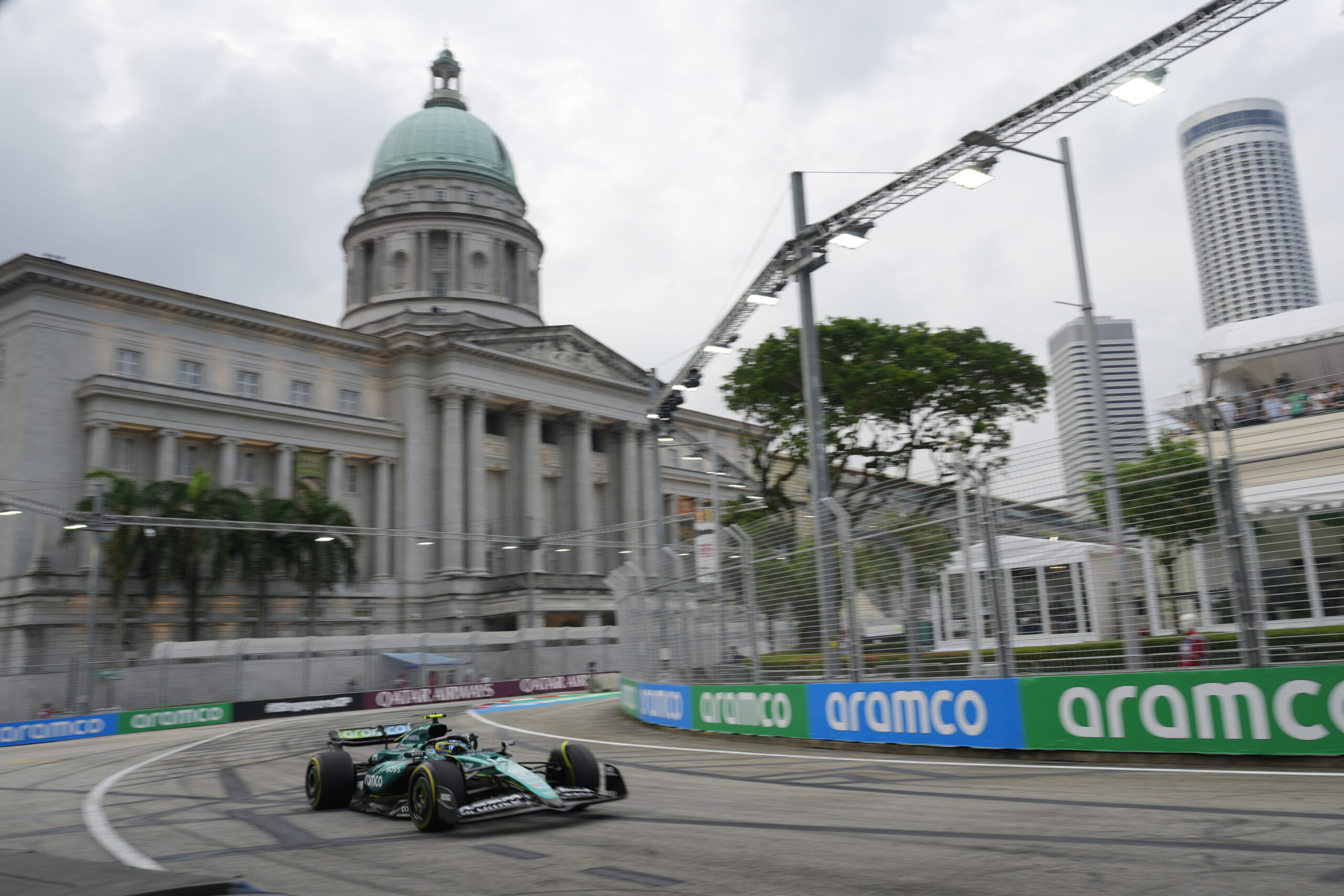 You are currently viewing Lizard on track halts Formula 1 practice in Singapore