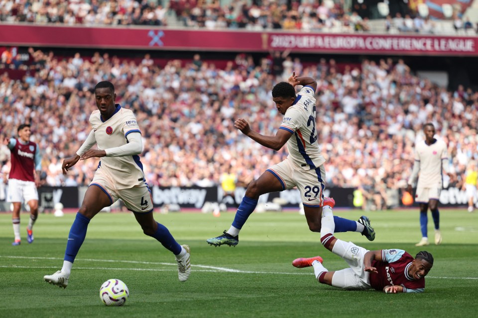 You are currently viewing Premier League explain controversial West Ham penalty decision against Chelsea – but talkSPORT pundits unconvinced