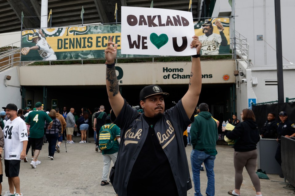 You are currently viewing Oakland A’s say farewell to Coliseum amid seat-grabbing, tear-stained, dirt collecting emotional goodbye 