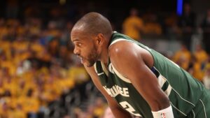 Read more about the article Khris Middleton reportedly not cleared for 5-on-5 as Bucks open training camp.