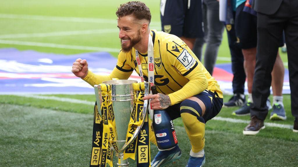 Read more about the article Injured Oxford defender Bennett out until 2025